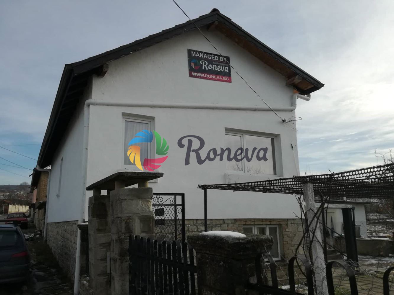 Реновирана, полуобзаведена къща