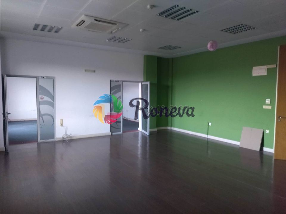 Офис под наем , В офис сграда,Необзаведен, Младост